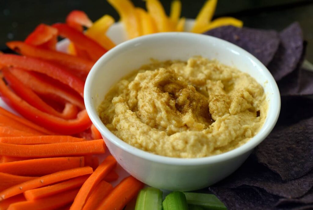 Le houmous à l'huile d'olive est une sauce nutritive