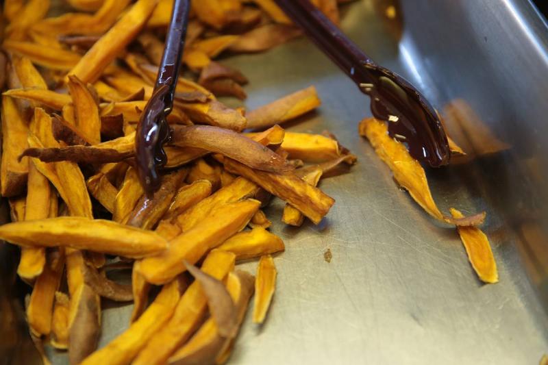 Les frites de patate douce sont saines parce qu'elles sont orange