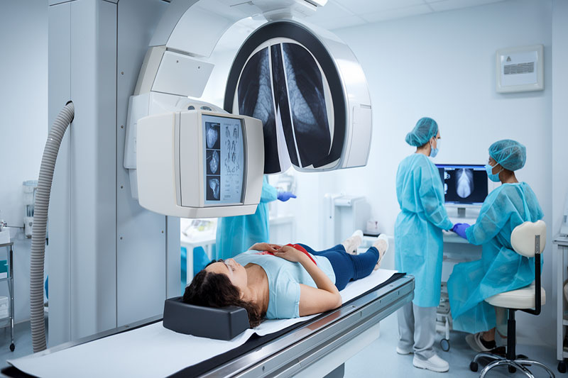 Femme passant une mammographie avec un professionnel de santé dans une salle médicale.