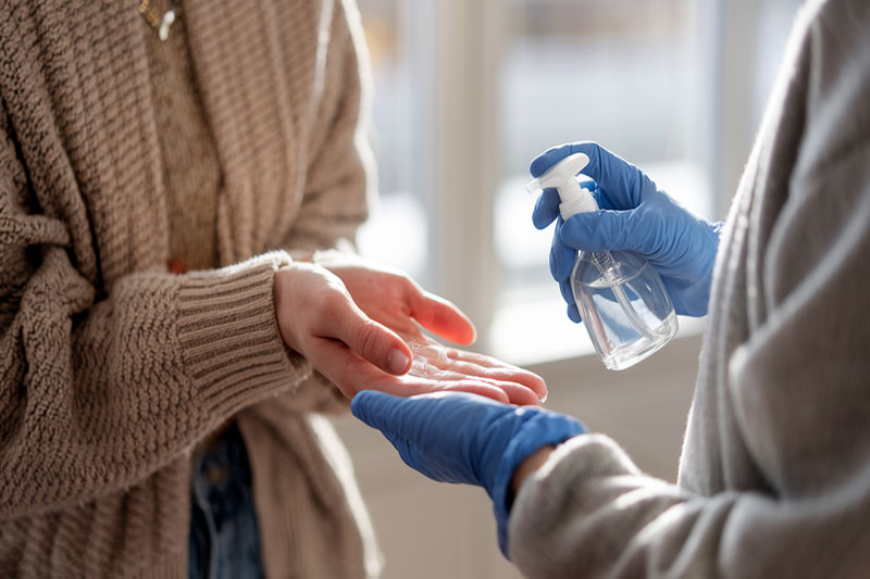 Personne se lavant les mains pour prévenir les infections et la sinusite.