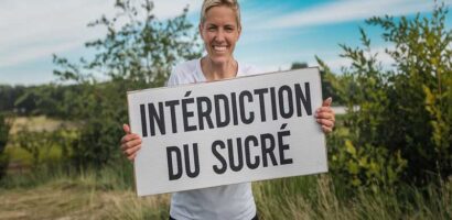 Personne énergique dans un parc ou une salle de sport après avoir réduit sa consommation de sucre.