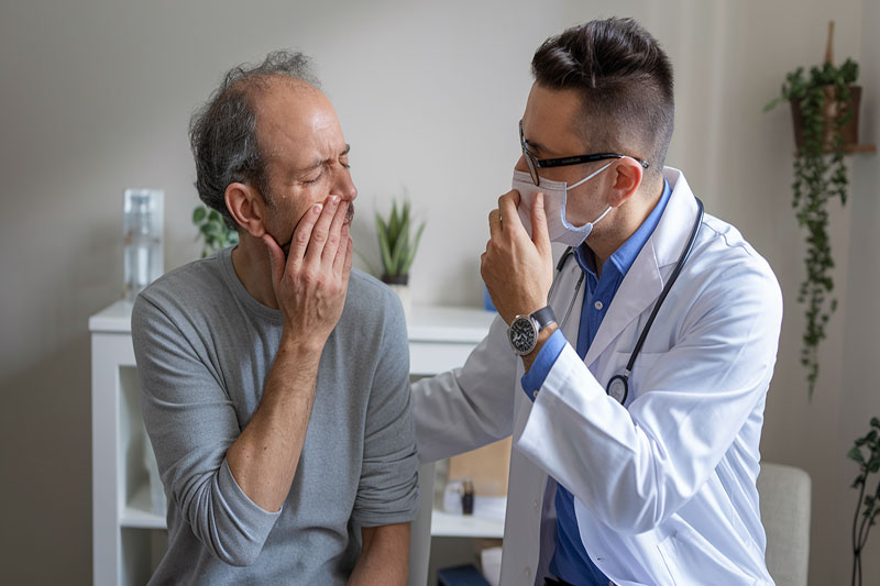 Médecins discutant des complications graves de la sinusite.